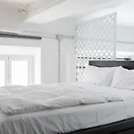 Trevi Fountain Modern Loft Apartment
