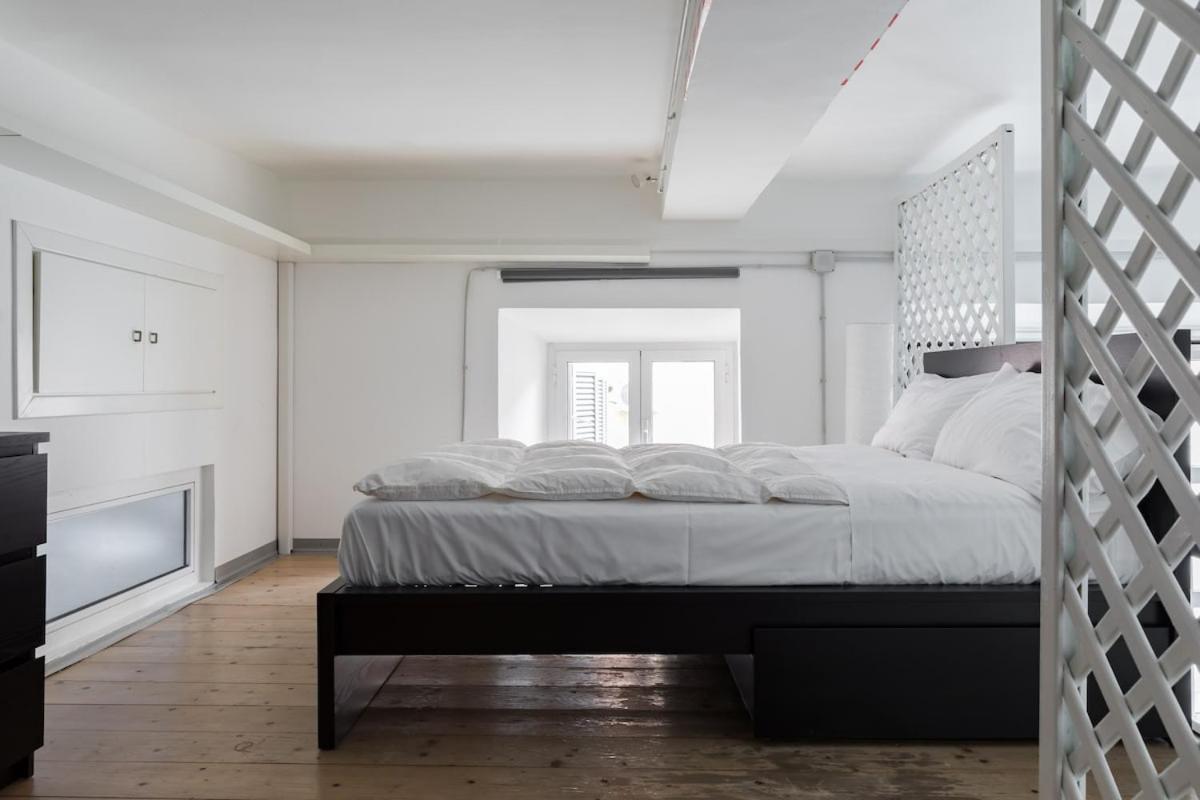 Trevi Fountain Modern Loft Apartment *